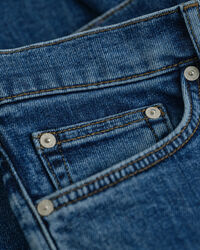 Slim fit ‑mitoitetut Clean Wash ‑farkut