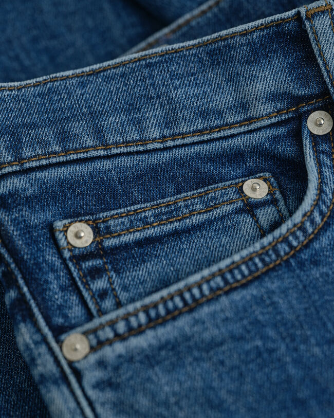 Slim fit ‑mitoitetut Clean Wash ‑farkut