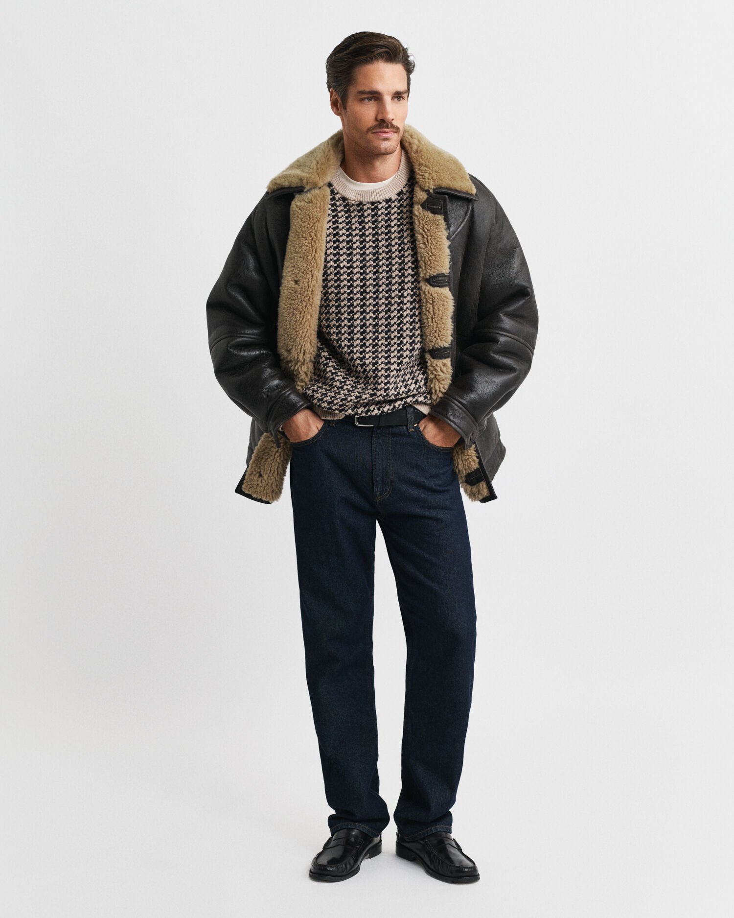 Kaksisävyinen kohoneulepusero, pyöreä pääntie