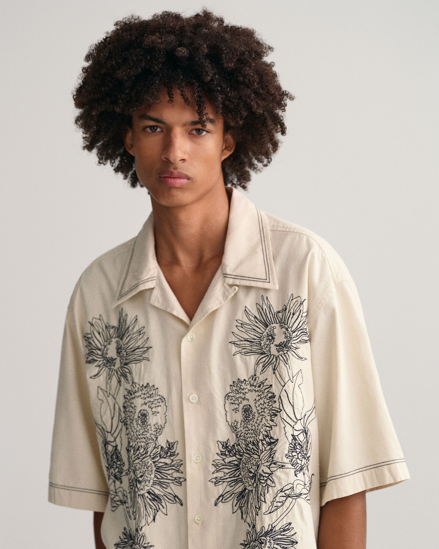 Oversized fit -mitoitettu kirjailtu lyhythihainen paita