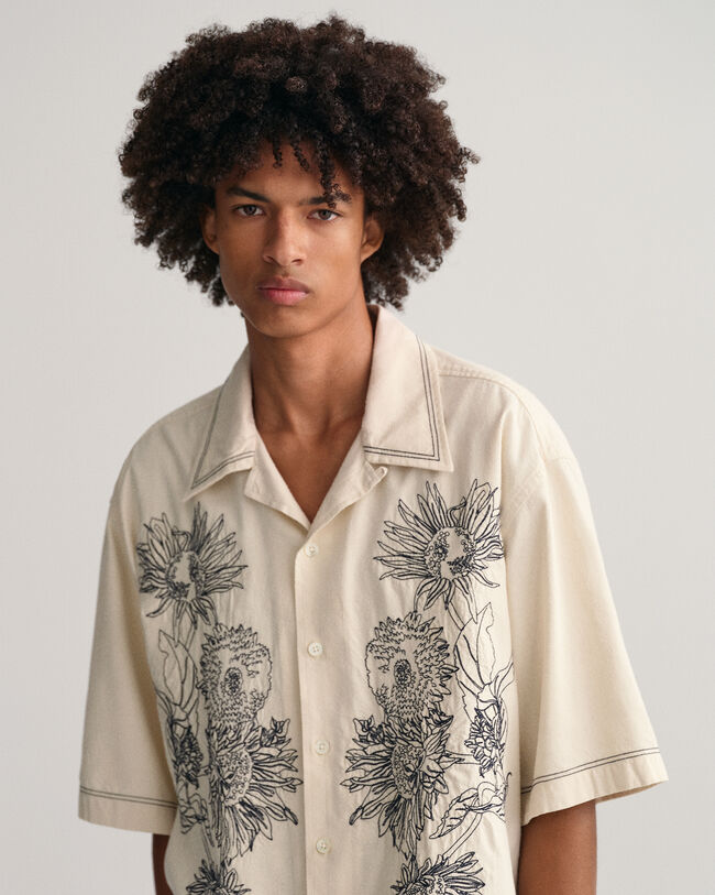 Oversized fit -mitoitettu kirjailtu lyhythihainen paita