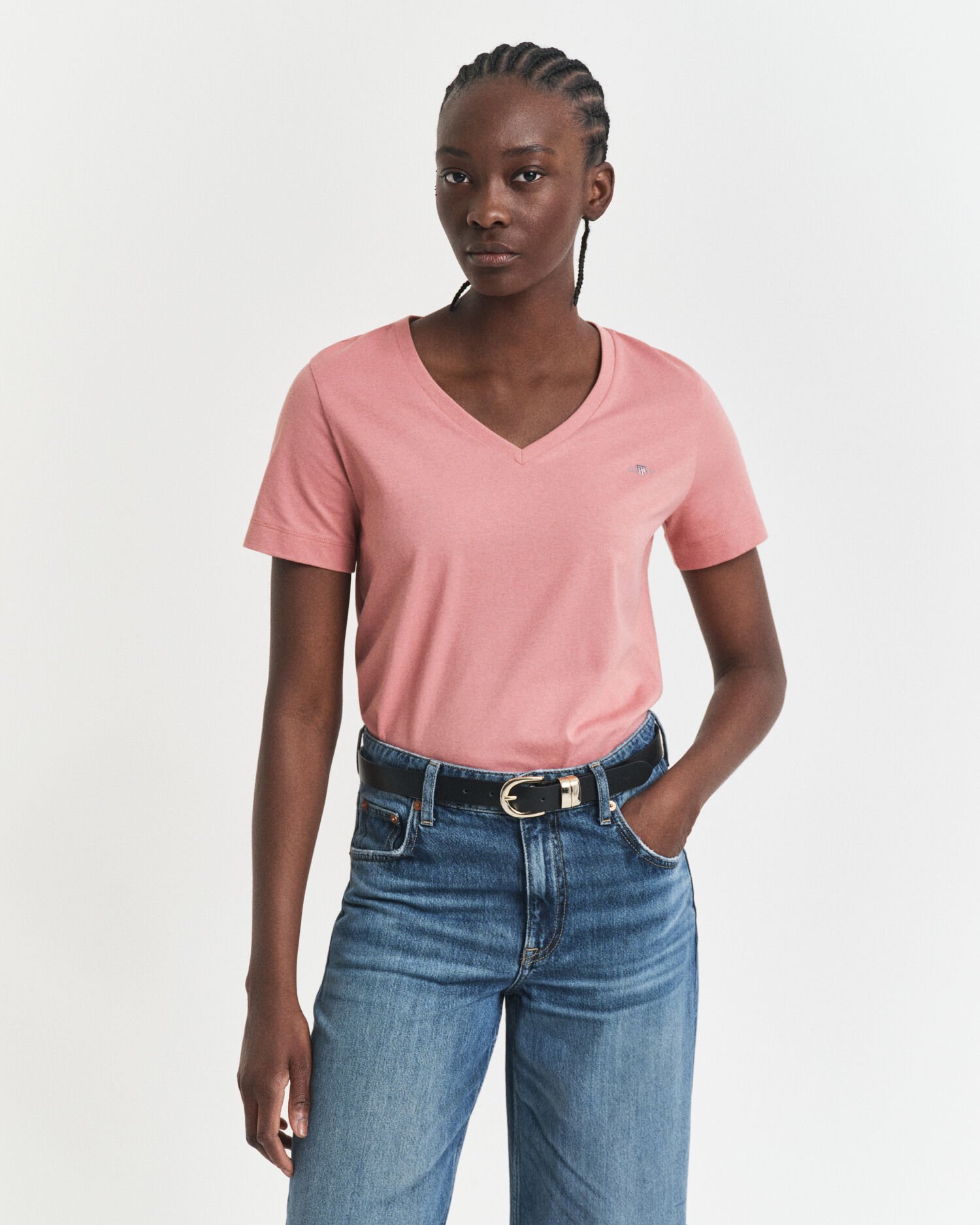 Shield-t‑paita, jossa v-pääntie