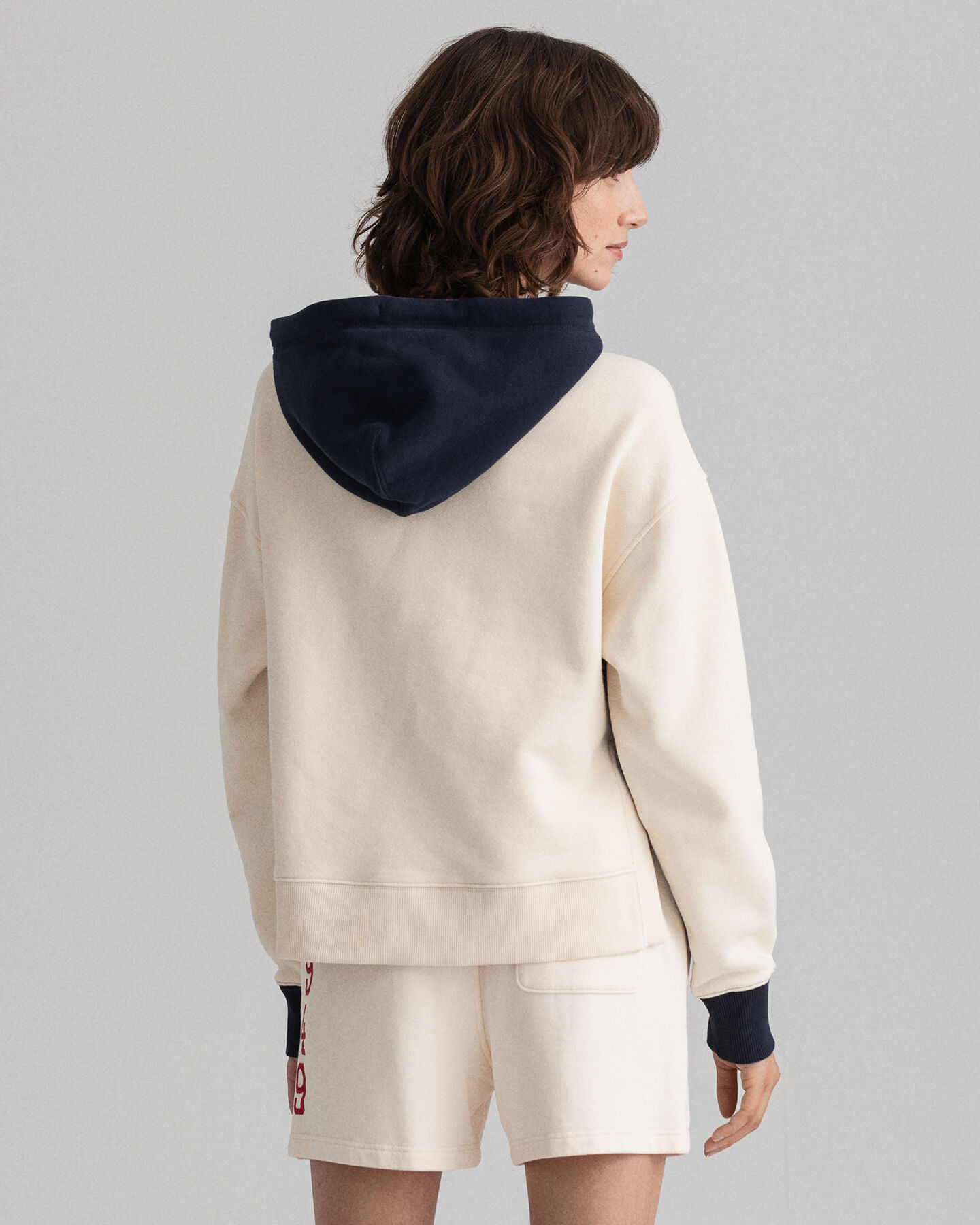 Monivärinen huppari