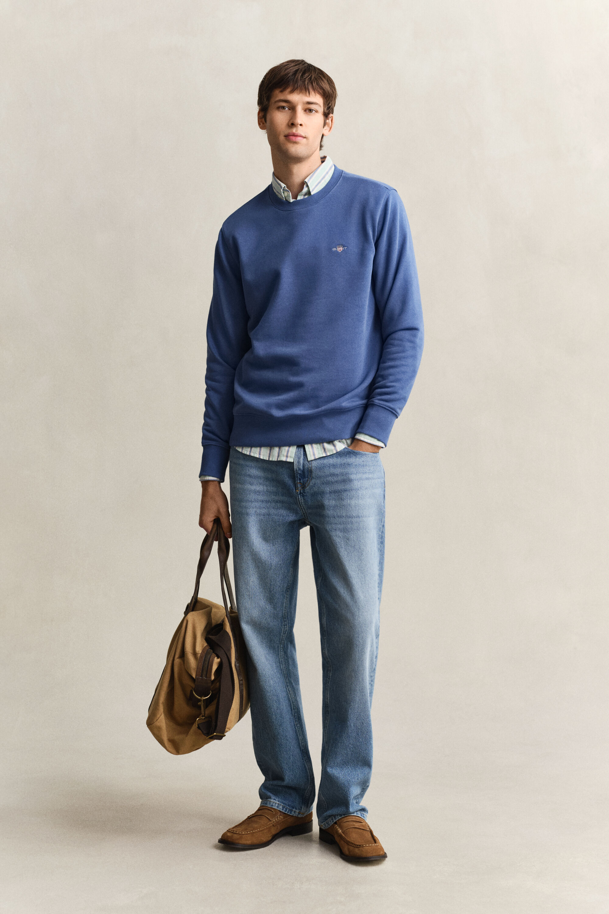 Shield-collegepaita, jossa pyöreä pääntie