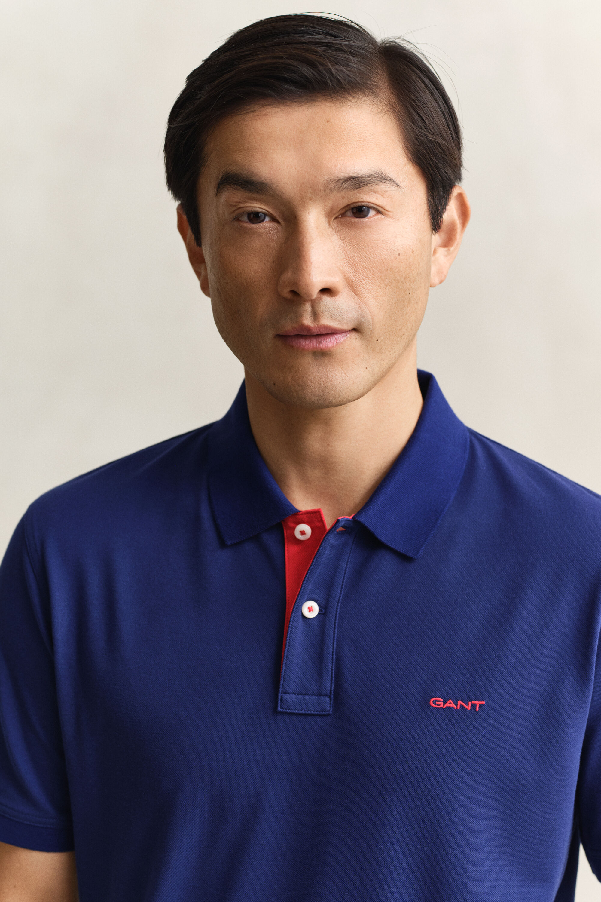 Kontrastivärinen pikeepaita