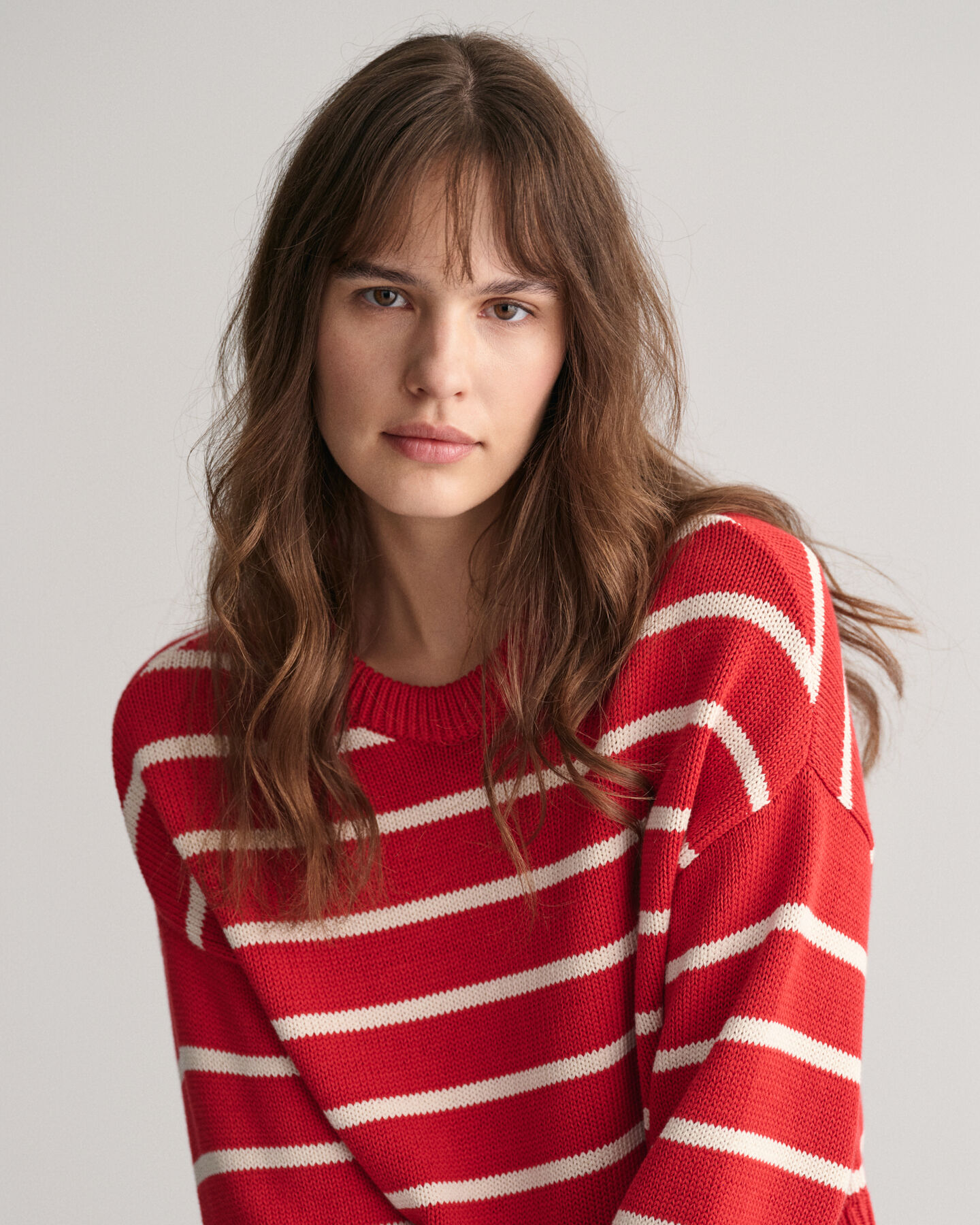 Raidallinen neulepusero, pyöreä pääntie