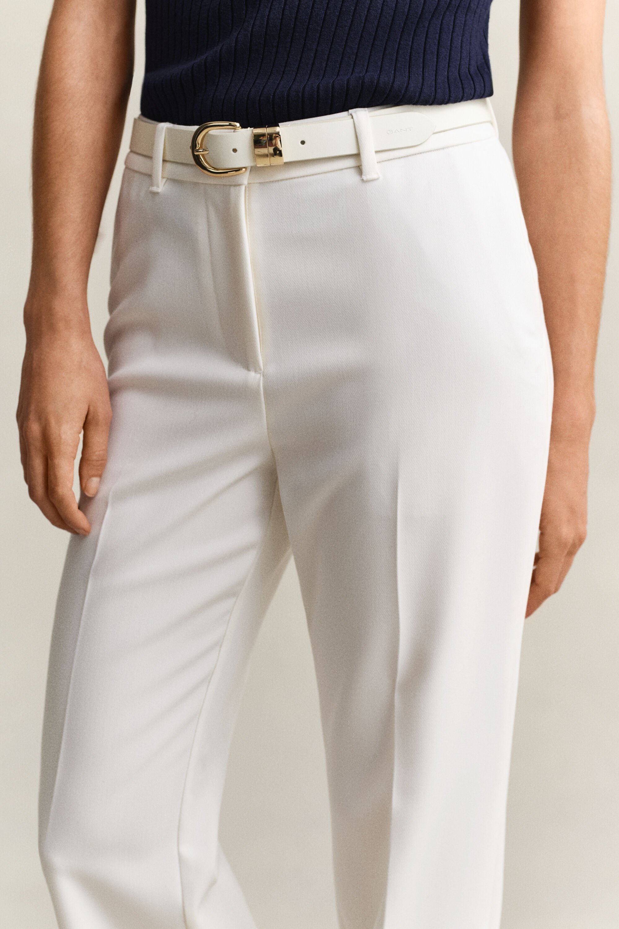 Alaspäin levenevät housut