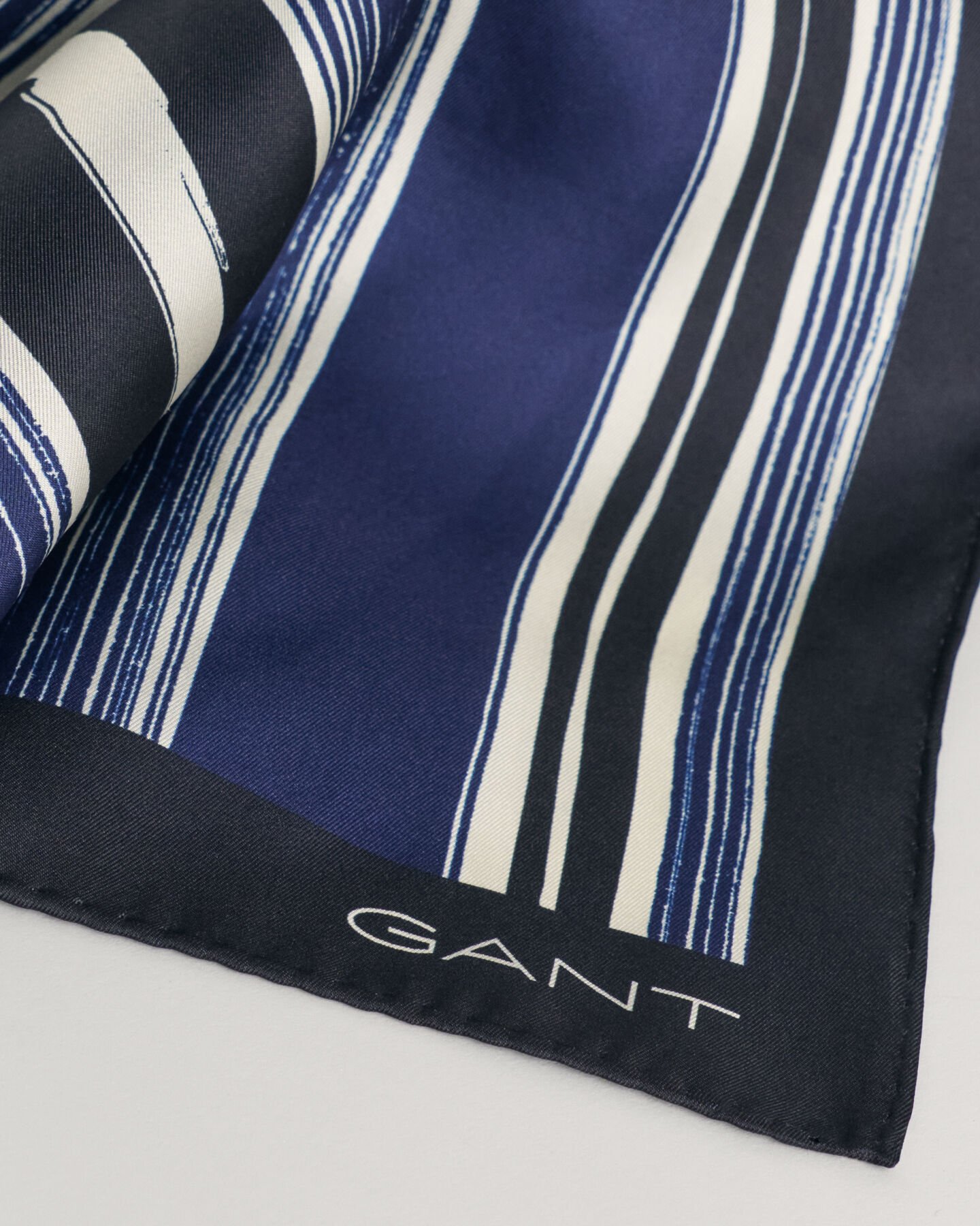 Raidallinen silkkihuivi