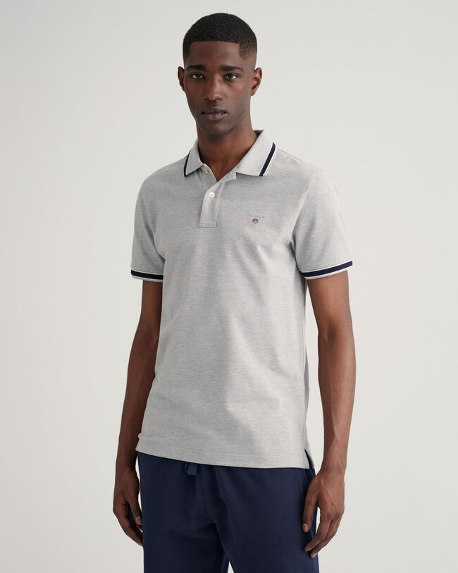 Kalanruotokuvioisilla raidoilla tyylitelty pikeepaita