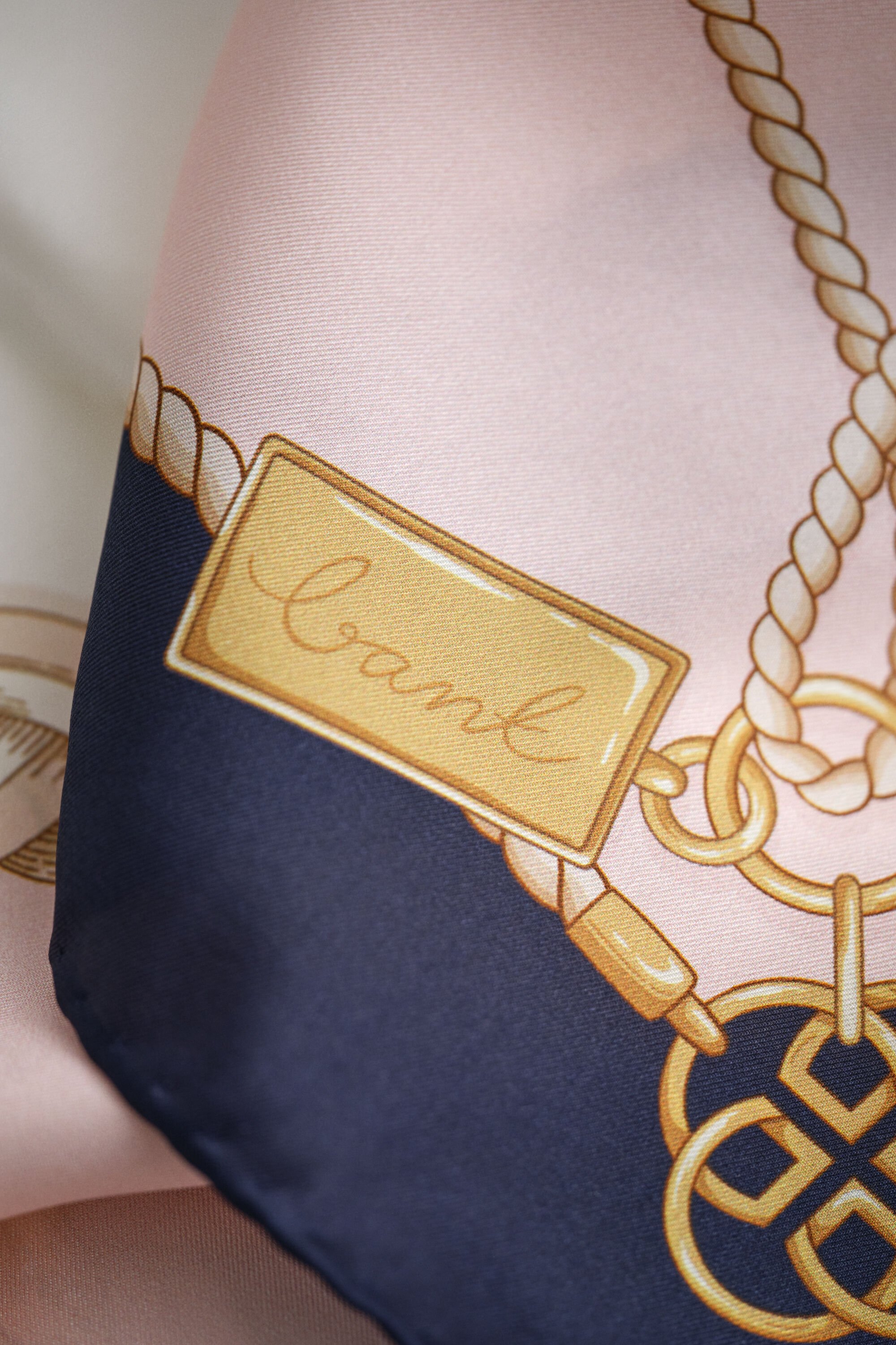 Ketjukuvioitu silkkihuivi