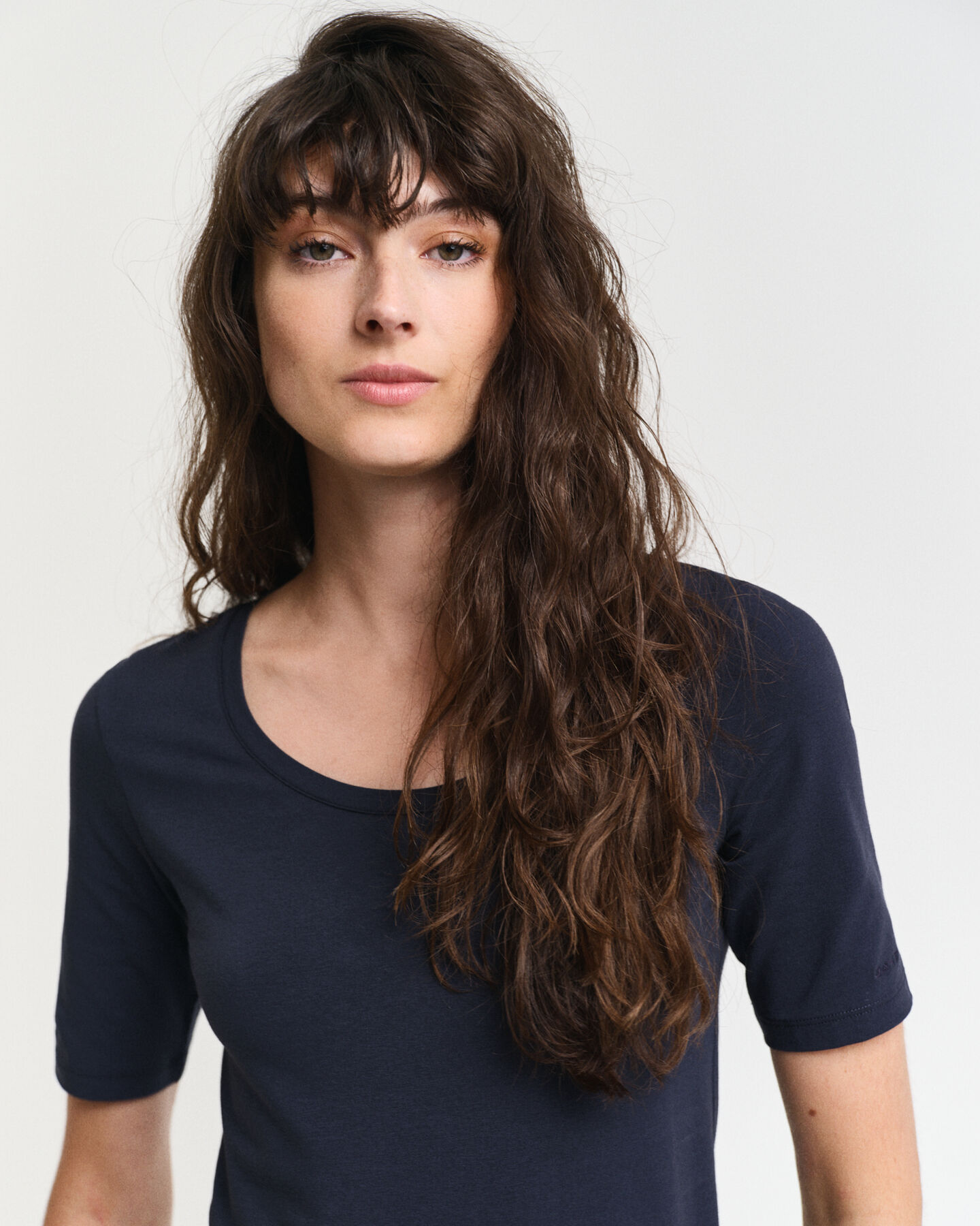 Syvään uurrettu pusero