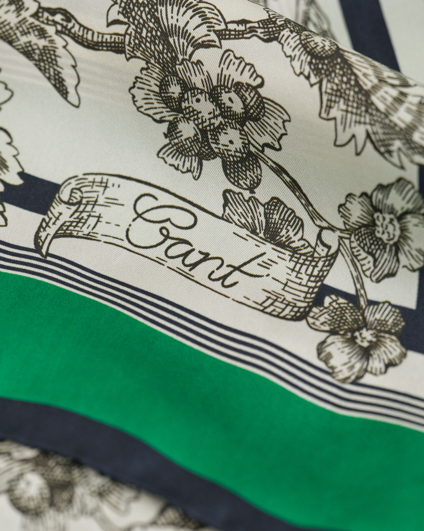 Puukuvioinen silkkihuivi