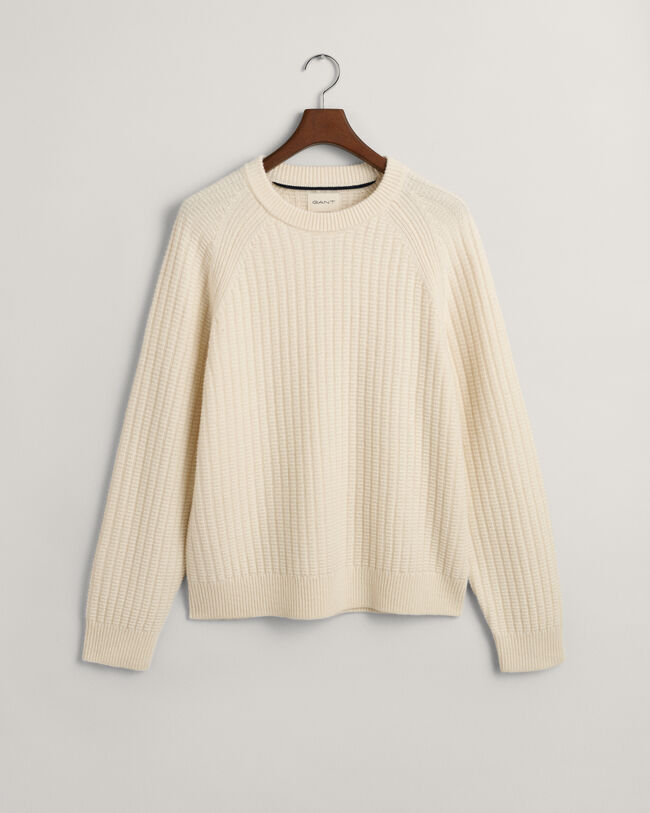 Kohopintainen neulepusero, jossa py&ouml;re&auml; p&auml;&auml;ntie