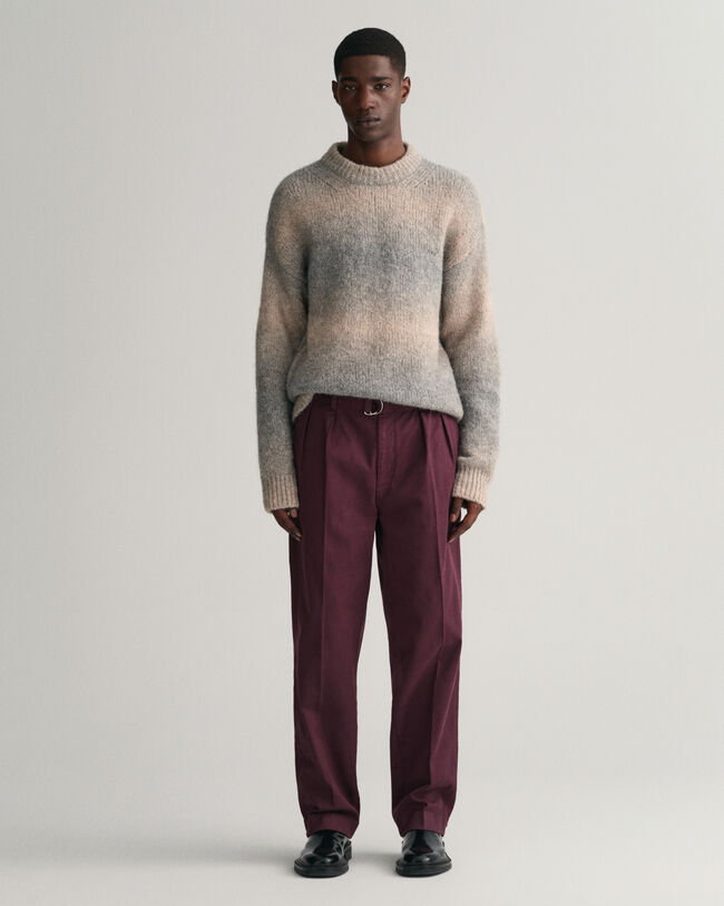 Laskostetut chinot ja vyö