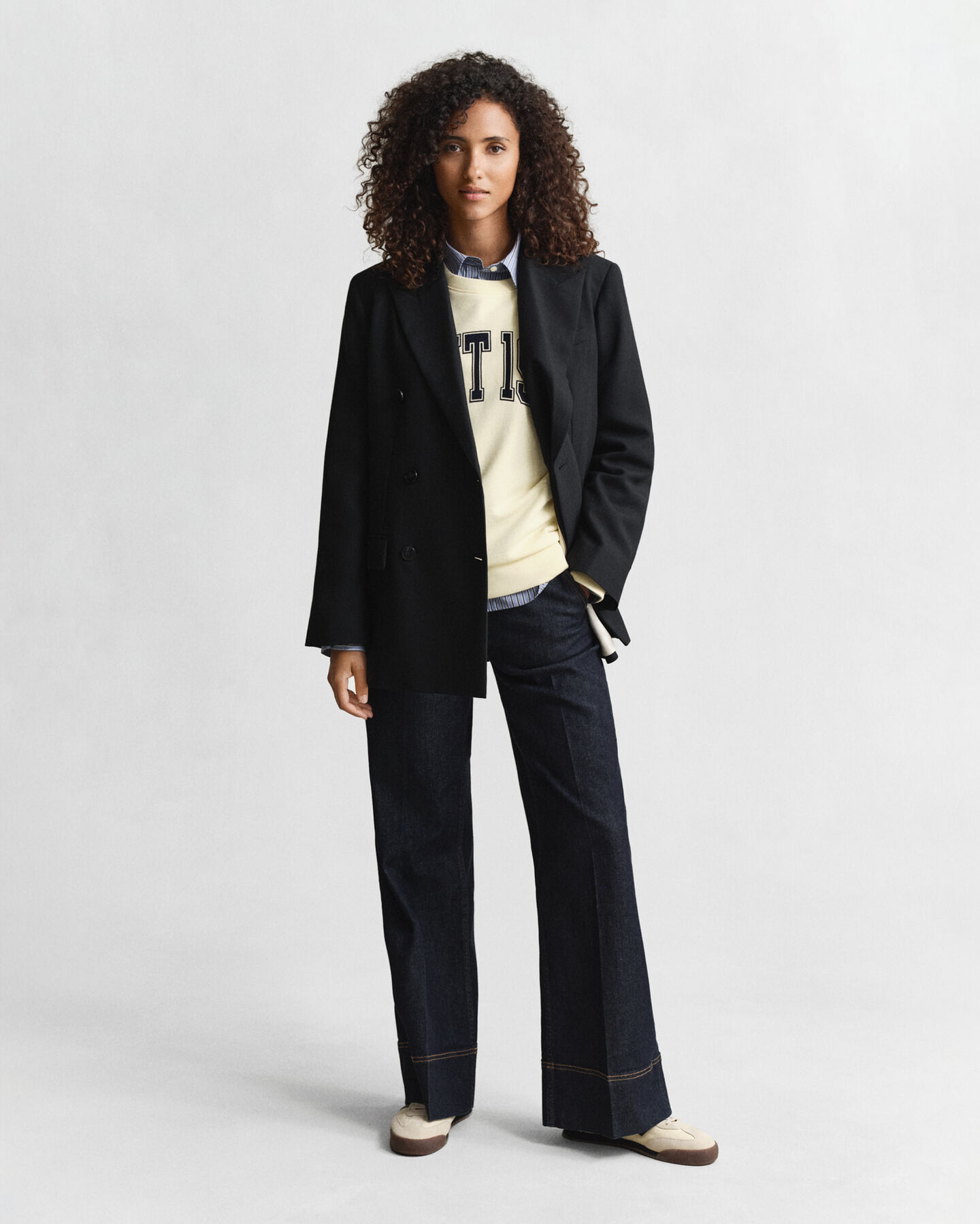 Graphic-collegepaita, pyöreä pääntie