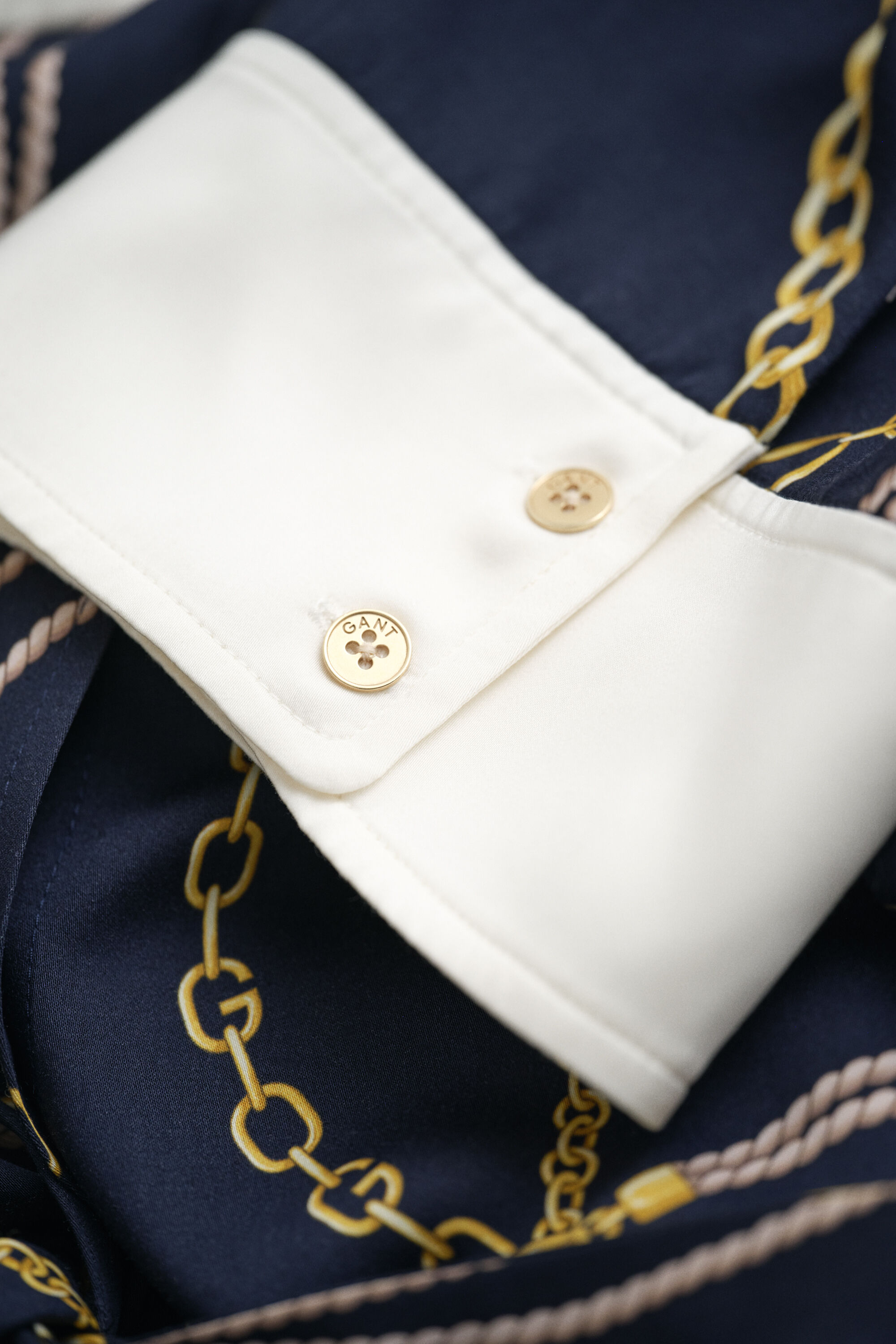 Kontrastivärinen paitamekko