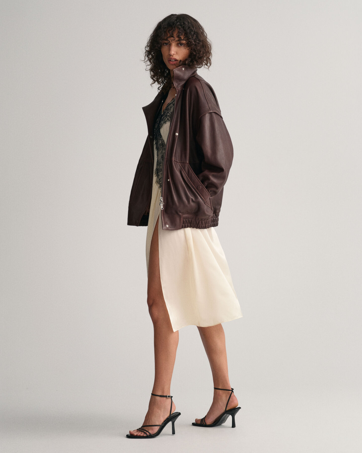 Olkaimellinen pitsimekko