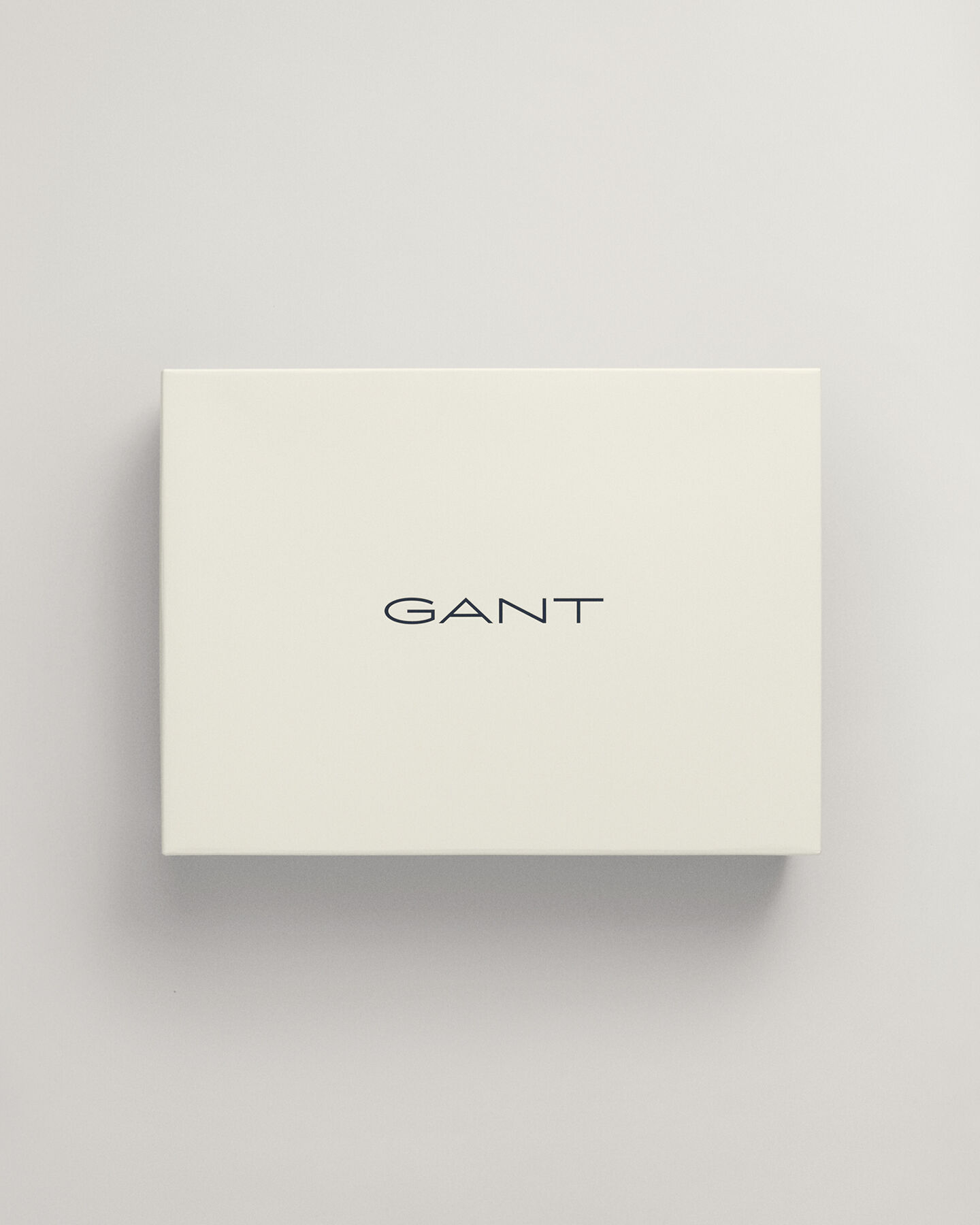 Shield-pipo ja -huivi lahjapakkauksessa