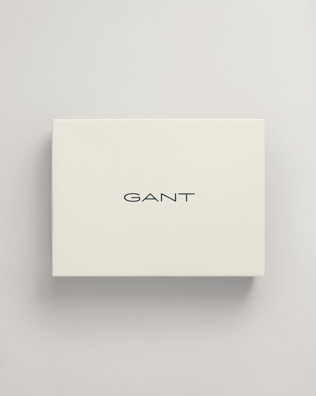 Shield-pipo ja -huivi lahjapakkauksessa