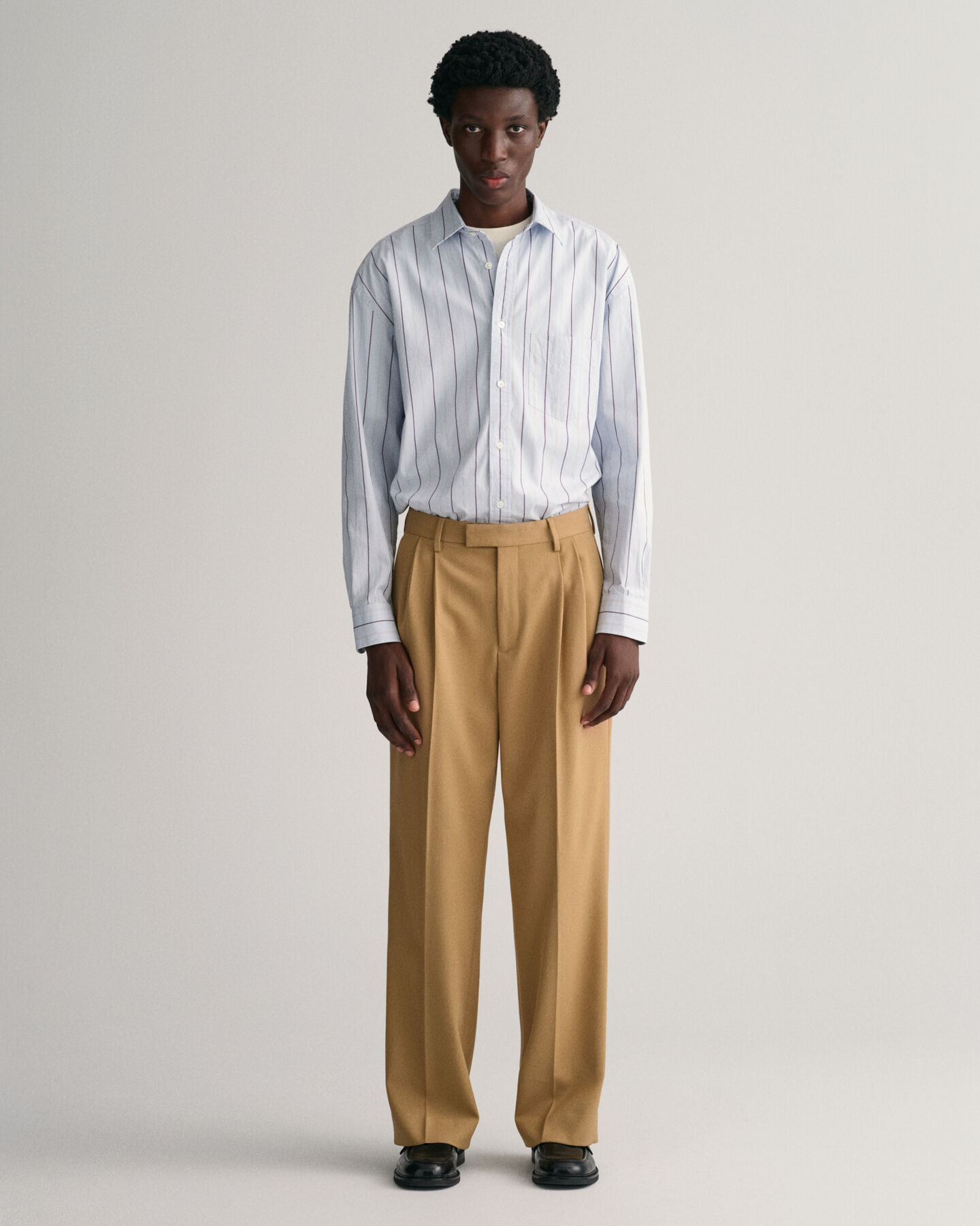 Leveälahkeiset laskoshousut