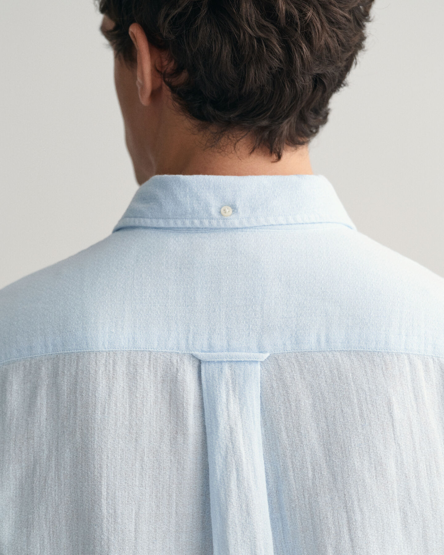 Regular&nbsp;fit ‑mitoitettu lyhythihainen kohopintainen puuvilla-pellavapaita