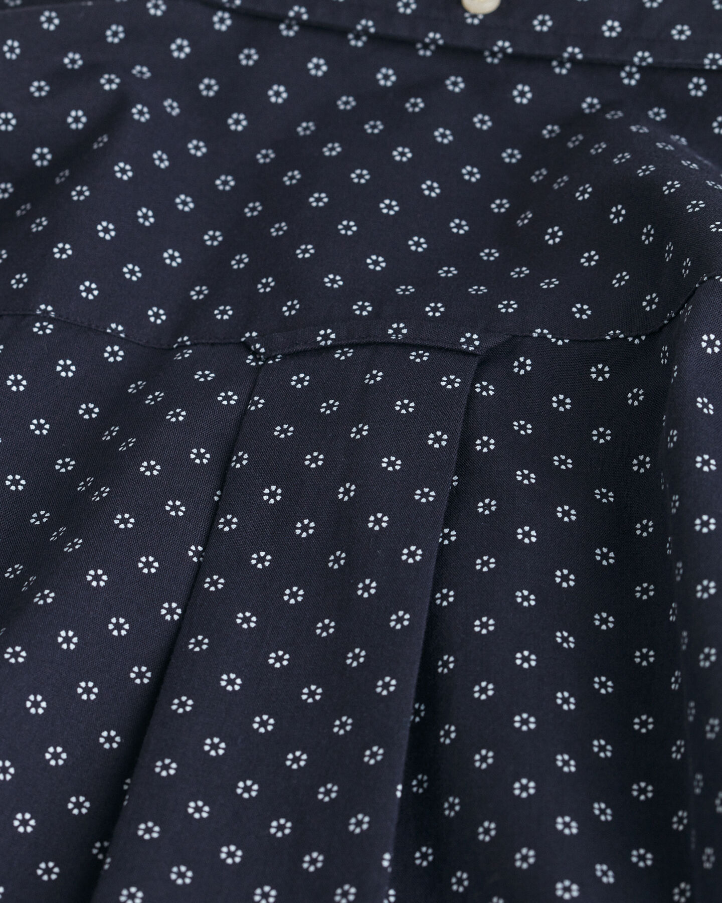 Regular fit ‑mitoitettu pikkukuvioinen paita