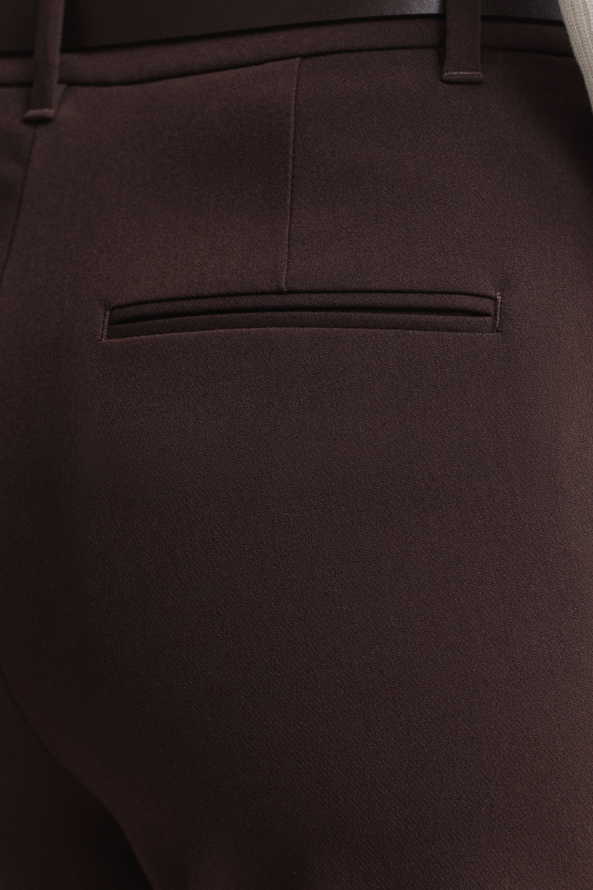 Slim fit ‑mitoitetut alaspäin levenevät housut