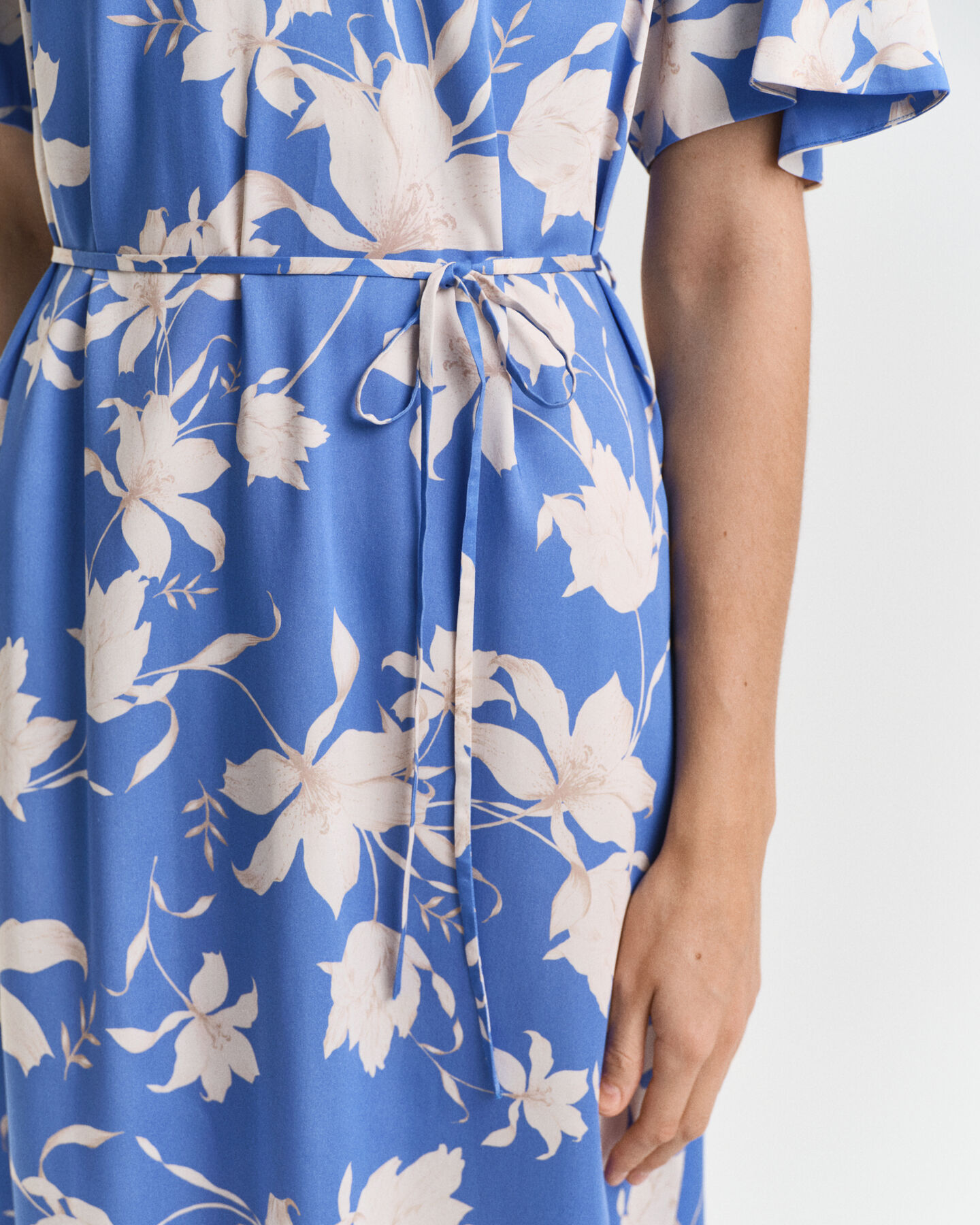 Lyhythihainen kukkamekko