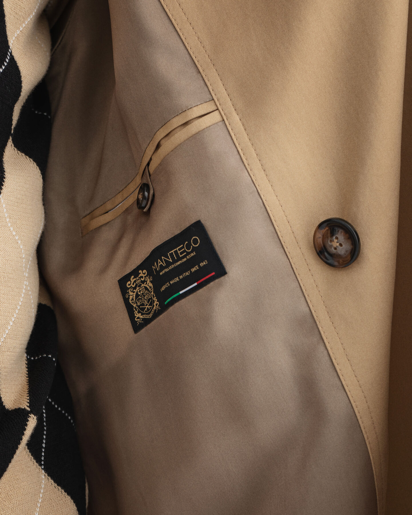 Ylisuuri trenssitakki