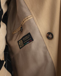 Ylisuuri trenssitakki