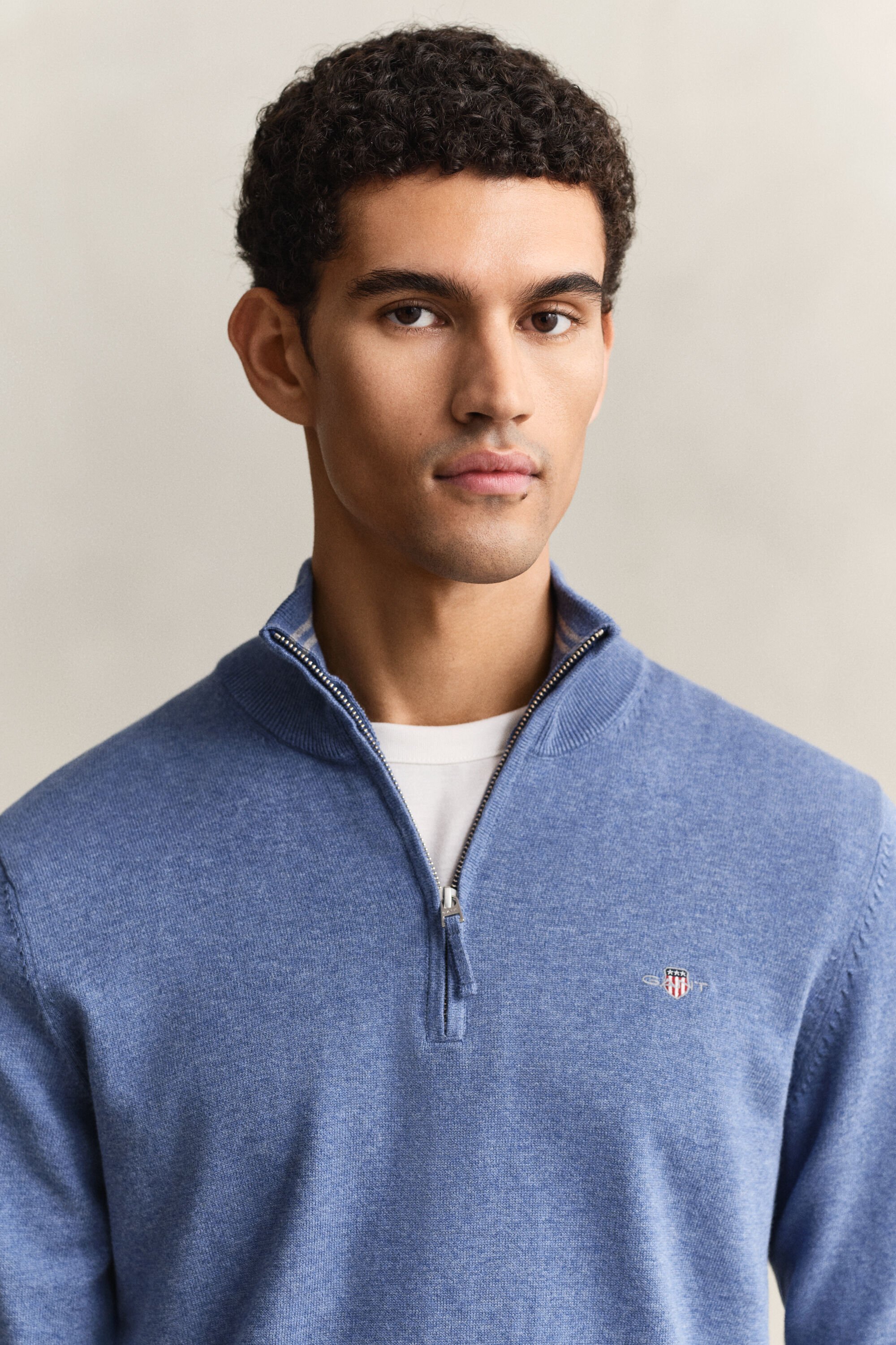 Klassinen puuvillaneulepusero puolivetoketjulla