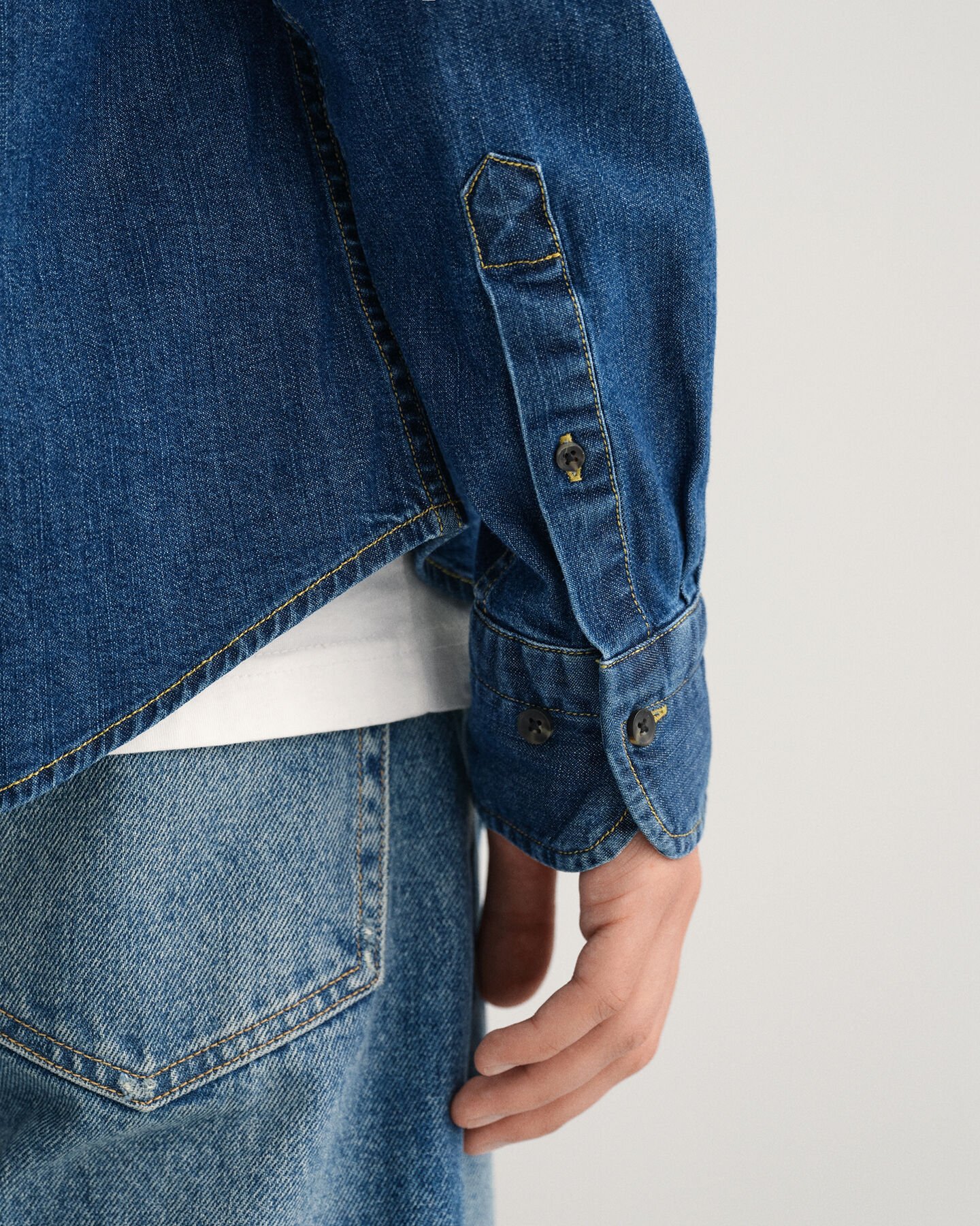 Slim fit ‑mitoitettu farkkupaita