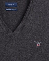 V‑neulepusero eritt&auml;in hienosta lampaanvillasta