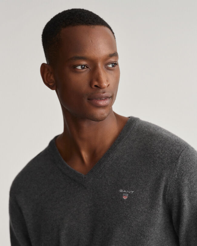 V‑neulepusero eritt&auml;in hienosta lampaanvillasta