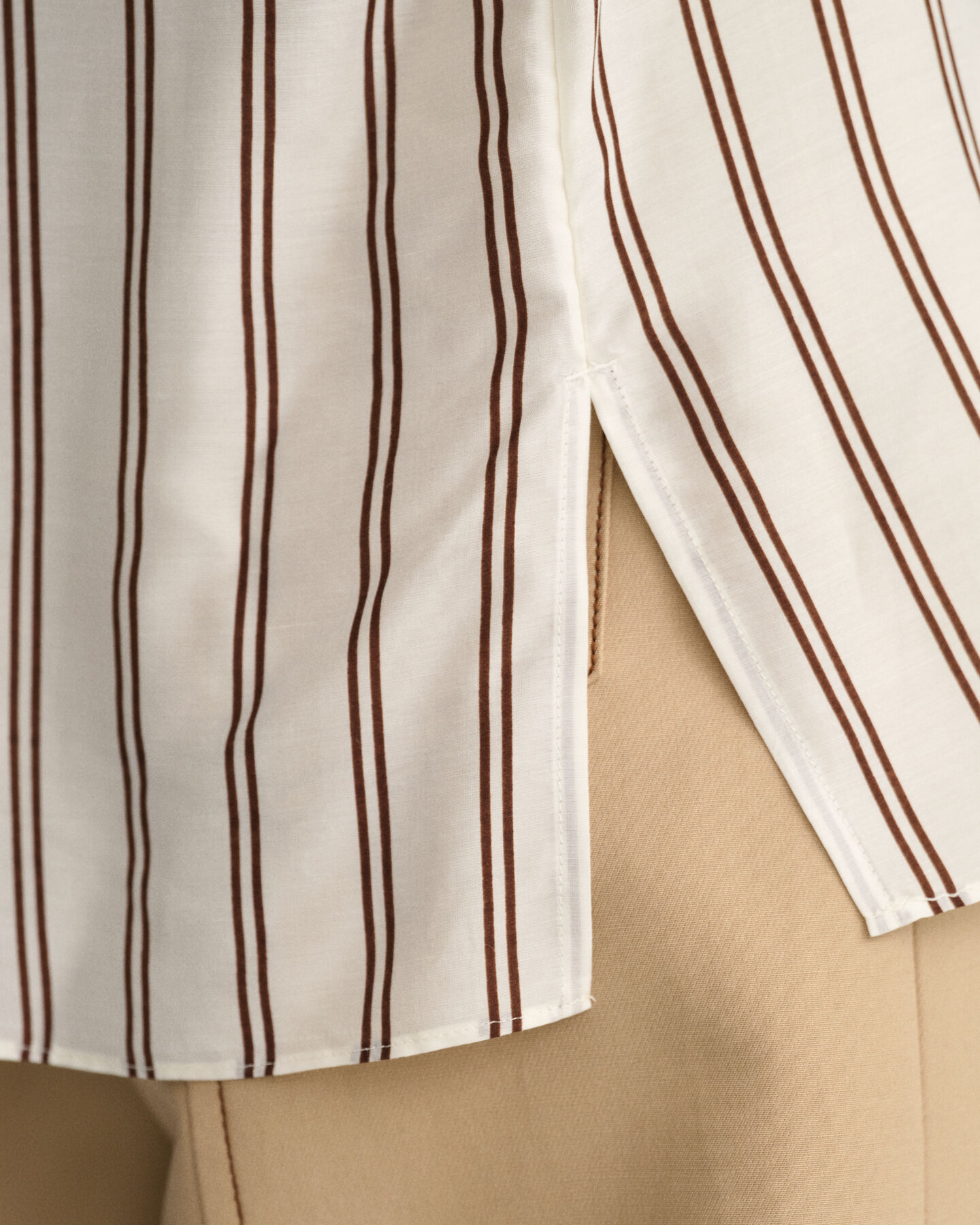 Raidallinen pusero, jossa v-pääntie