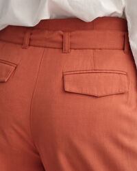 Vajaamittaiset leve&auml;lahkeiset vy&ouml;ll&auml; varustetut housut