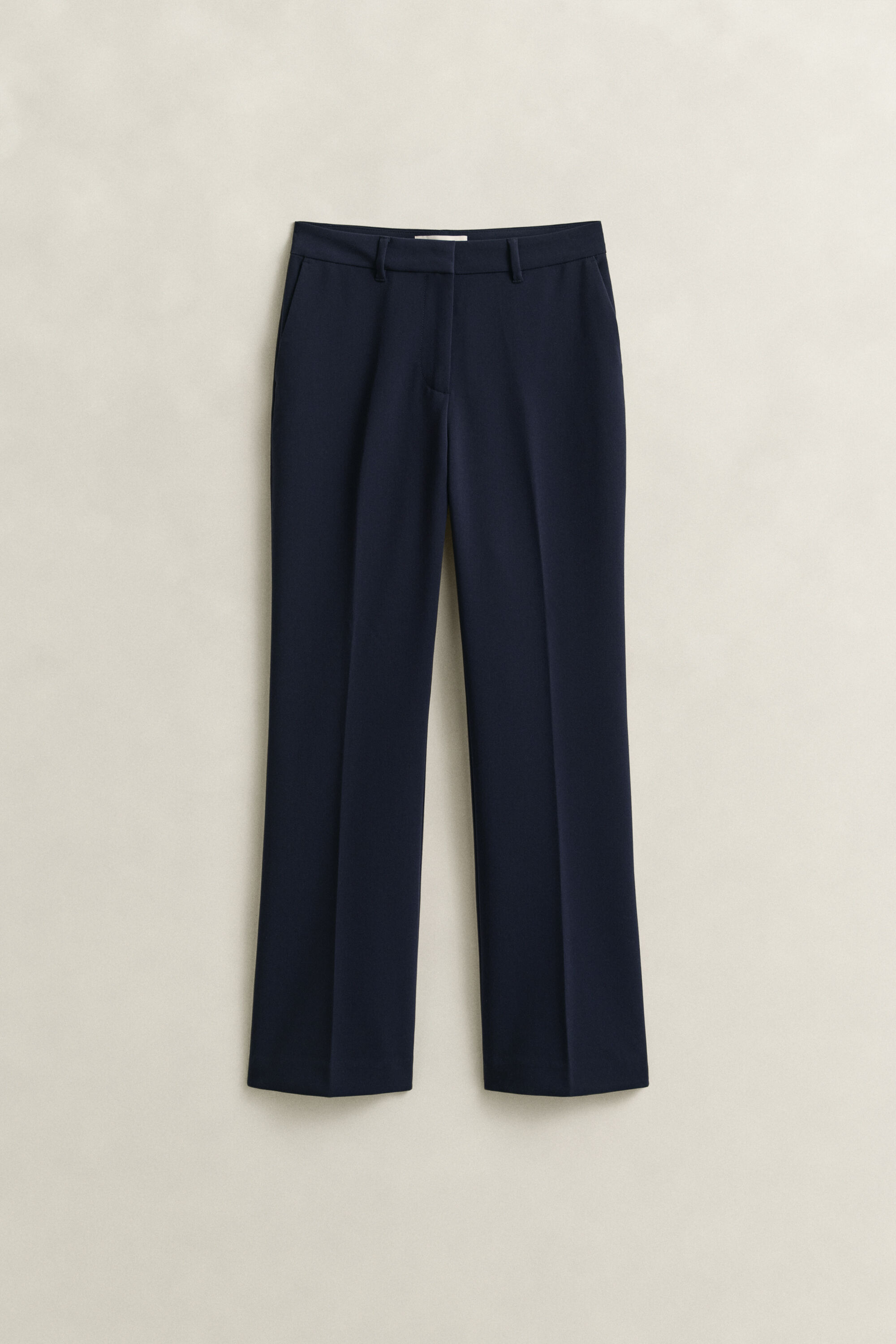 Slim fit ‑mitoitetut alaspäin levenevät housut
