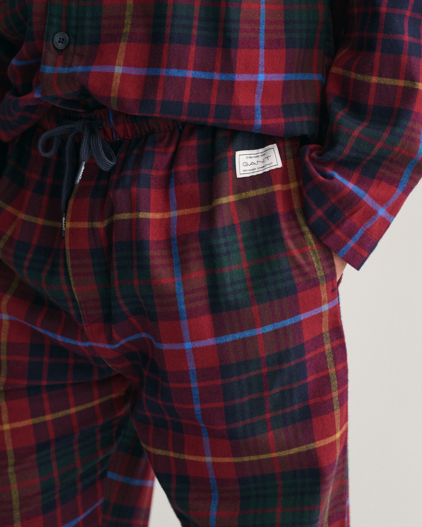 Flanelliset pyjamahousut ja ‑paita lahjapakkauksessa