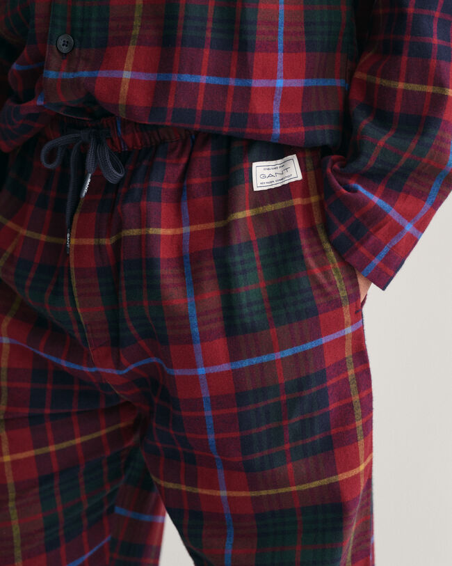 Flanelliset pyjamahousut ja ‑paita lahjapakkauksessa