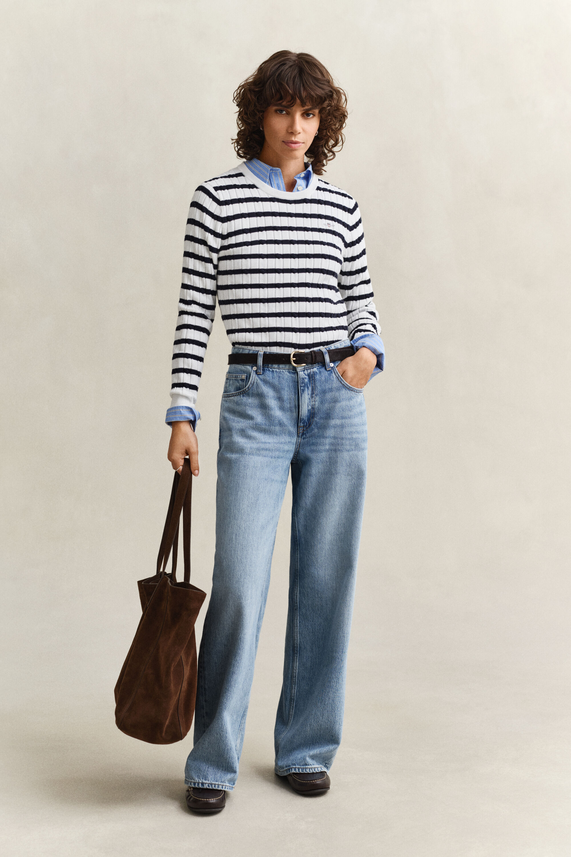 Raidallinen palmikkoneulepusero, jossa pyöreä pääntie