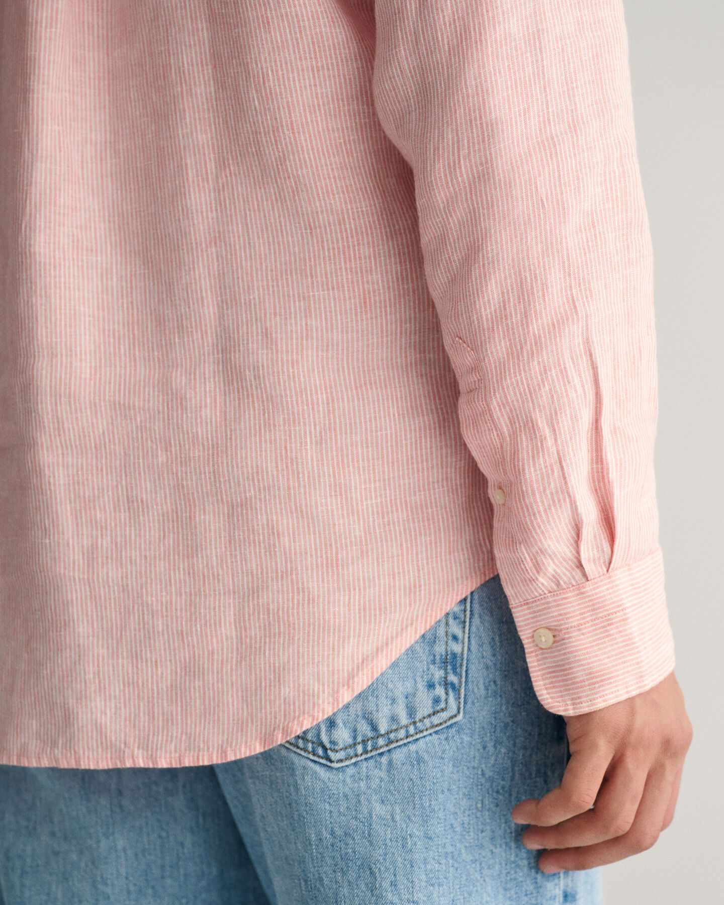 Regular&nbsp;fit ‑mitoitettu raidallinen pellavapaita