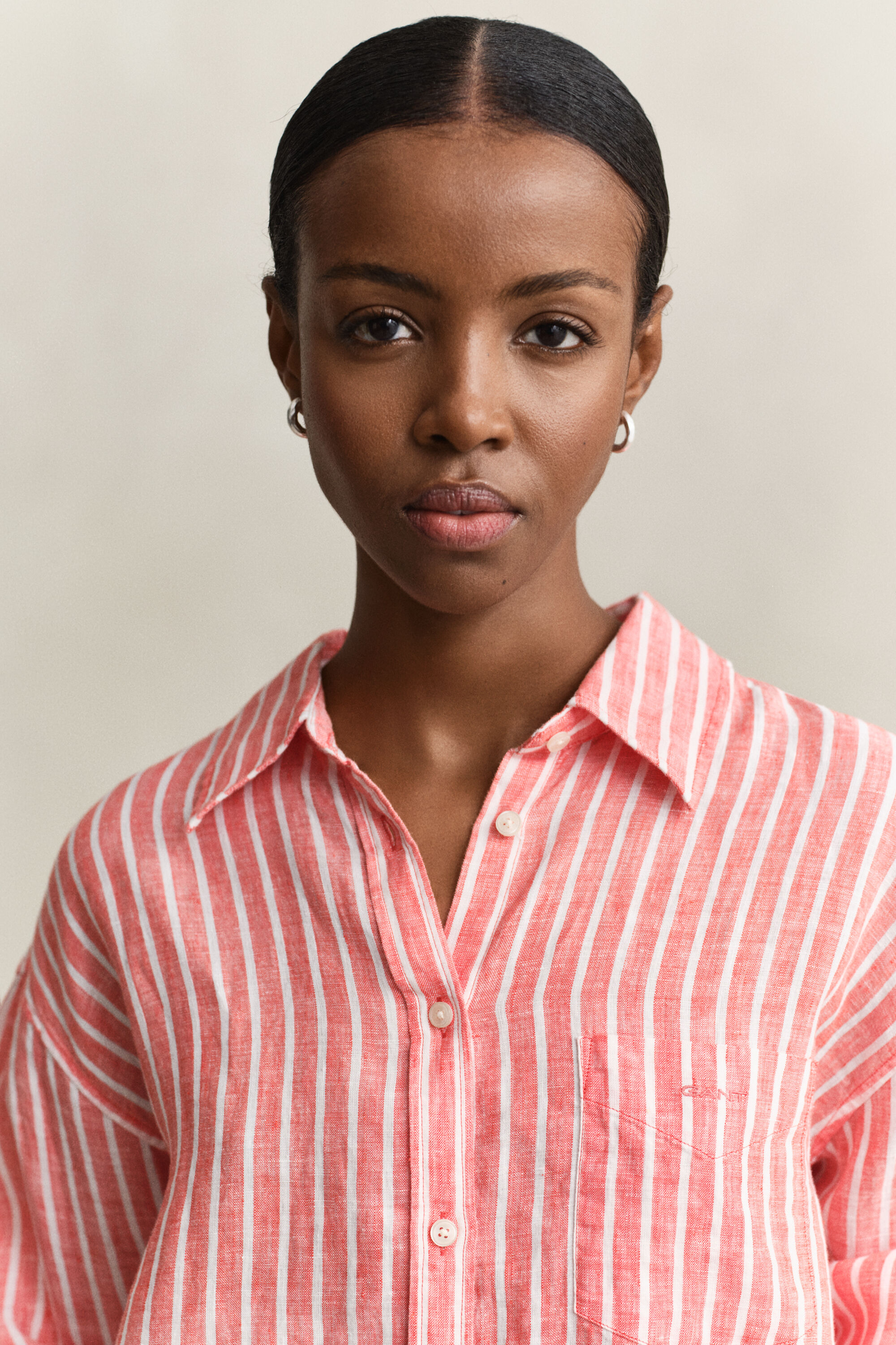 Relaxed fit ‑mitoitettu raidallinen pellavapaita