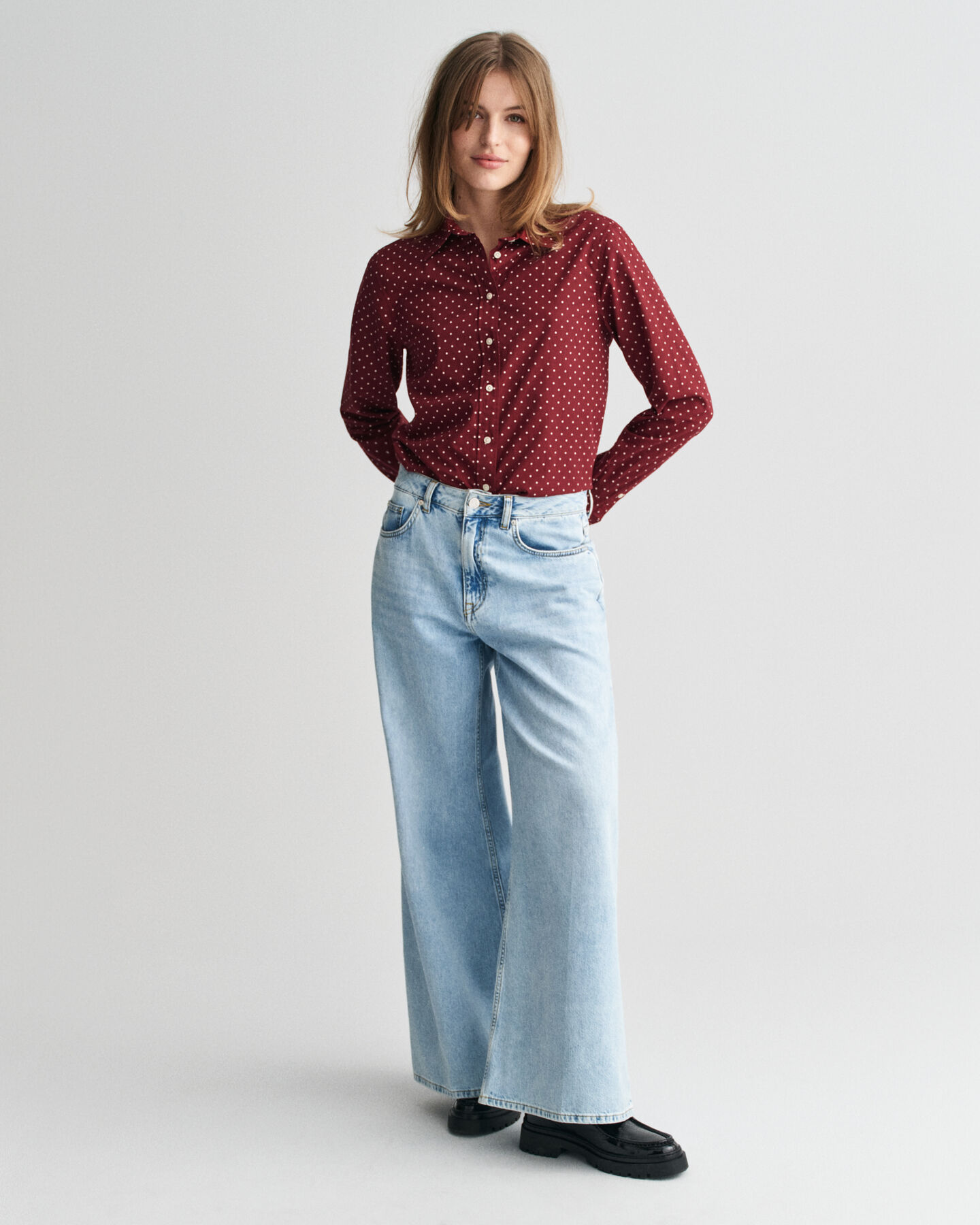 Regular&nbsp;fit ‑mitoitettu pilkullinen puuvillavoileepaita