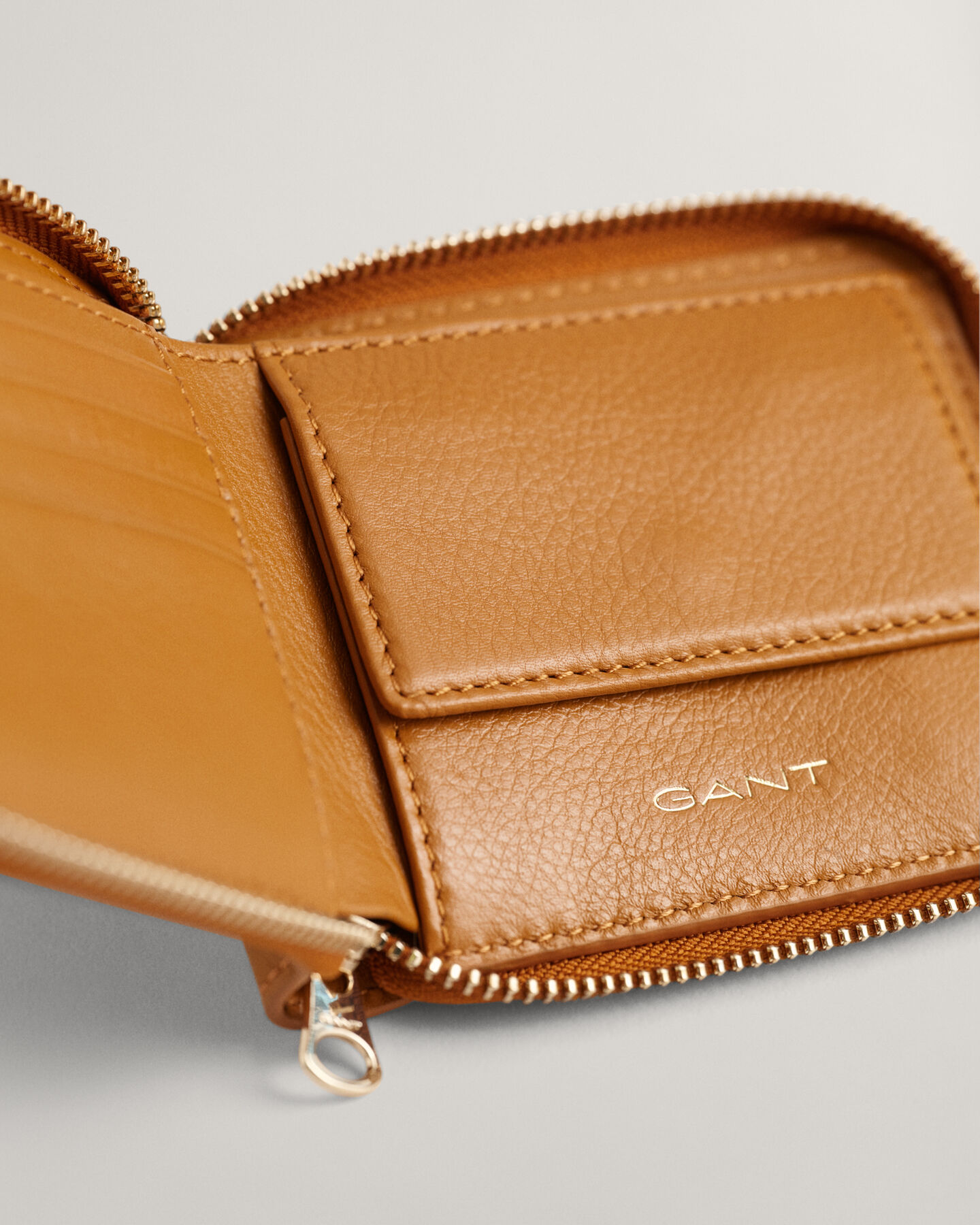 Vetoketjullinen nahkalompakko