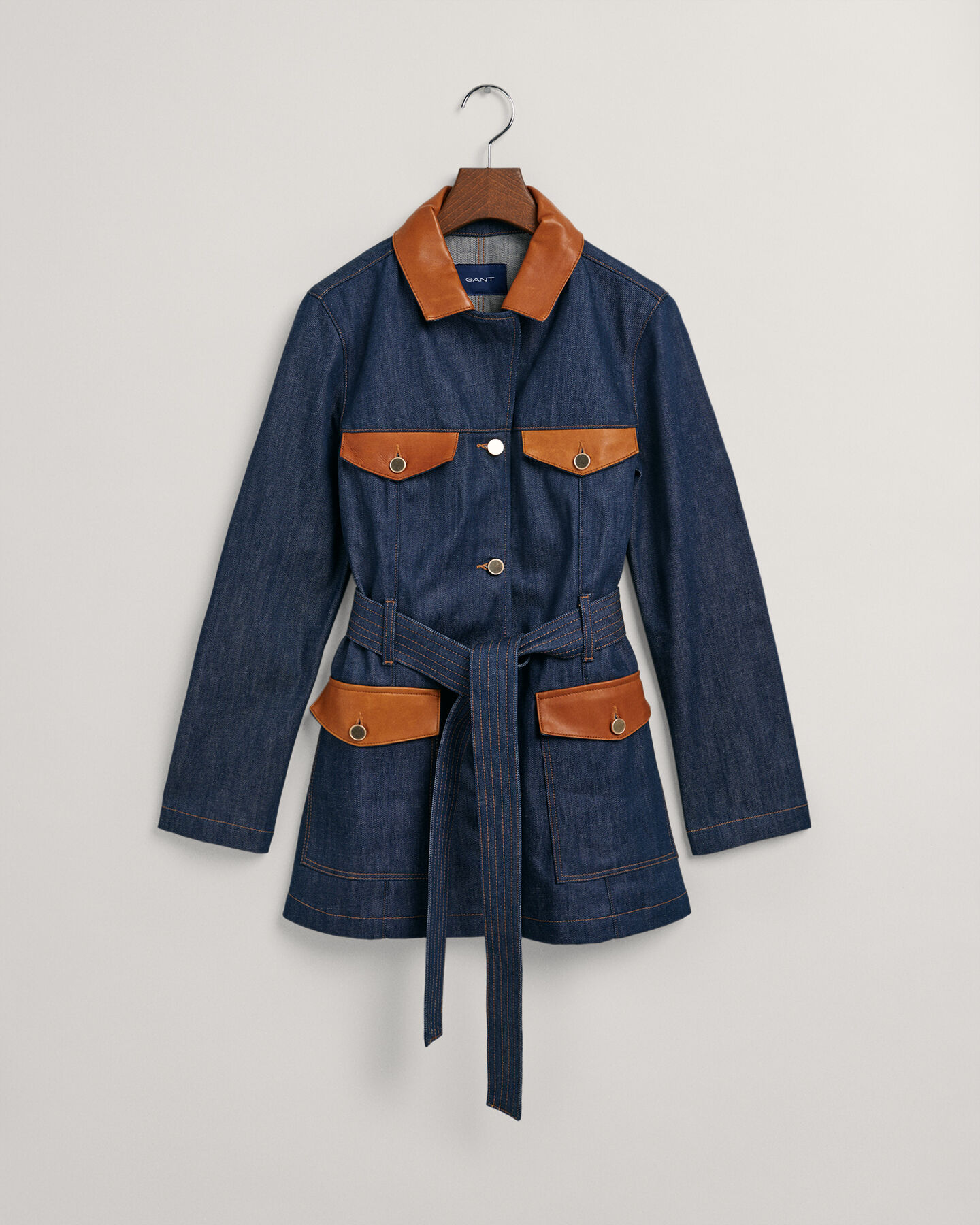 Nahkasomisteinen denimtakki