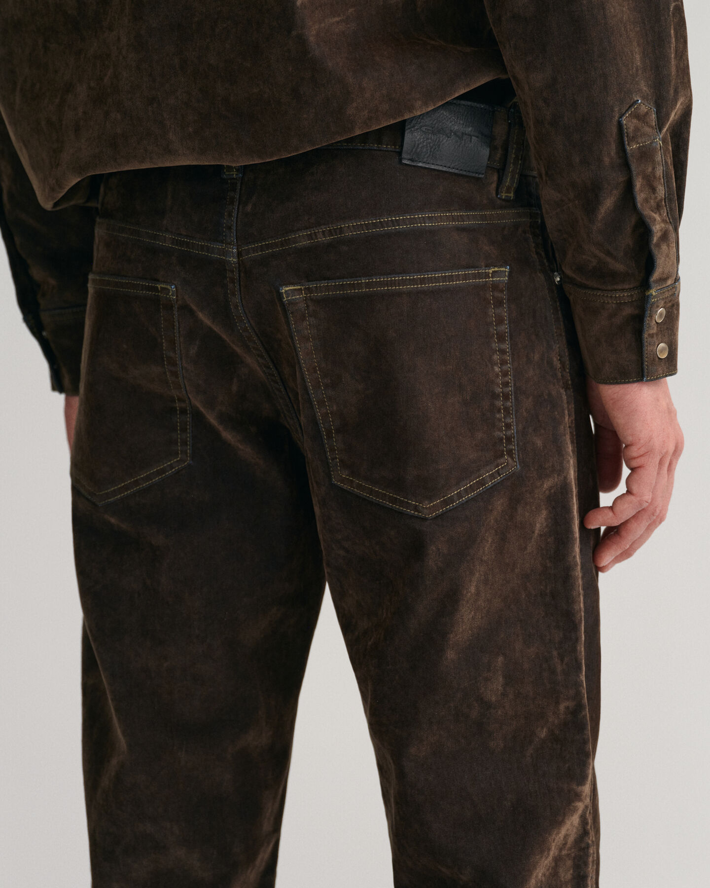 Relaxed&nbsp;fit ‑mitoitetut samettifarkut