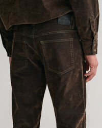 Relaxed&nbsp;fit ‑mitoitetut samettifarkut