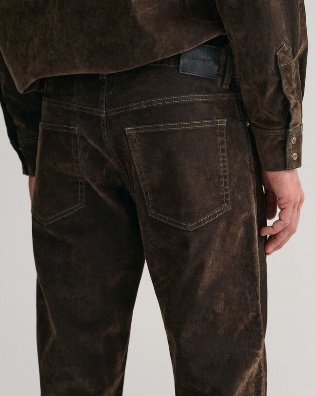 Relaxed&nbsp;fit ‑mitoitetut samettifarkut