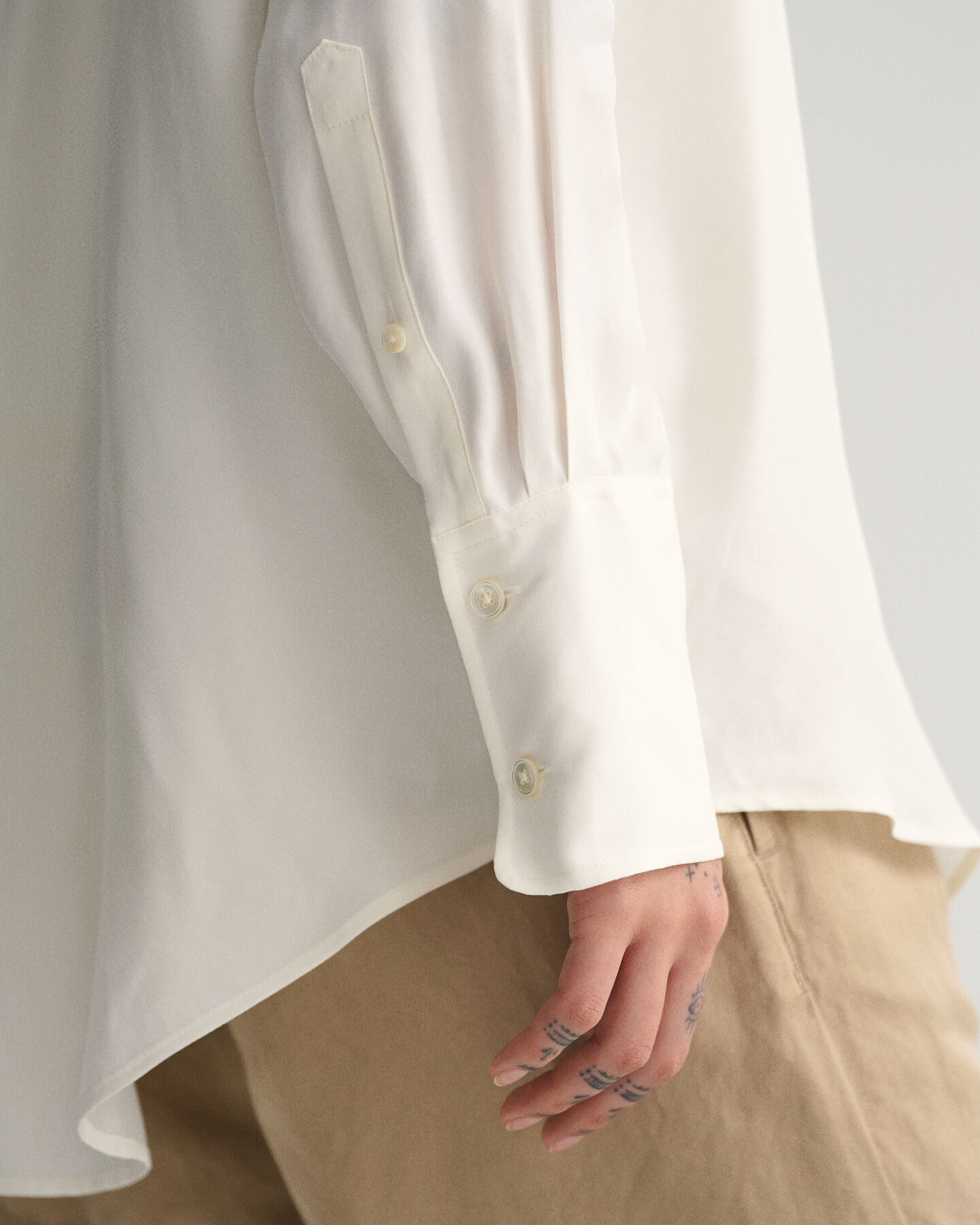 Relaxed fit ‑mitoitettu taskullinen paita