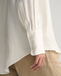 Relaxed fit ‑mitoitettu taskullinen paita